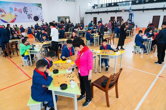 围甲赛会期间,众多职业名手走进长兴县实验小学,与百余名围棋少年互动交流。