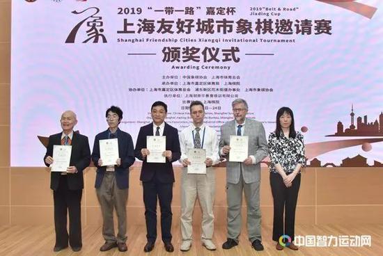 上海棋院副院长欧阳琦琳为非华越裔个人第4至第8名颁奖