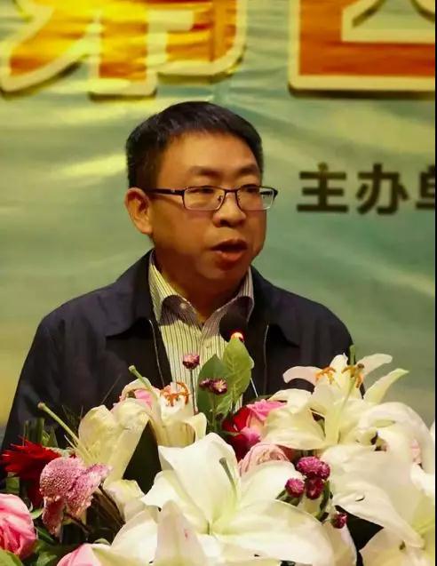 三清山风景区党委副书记周冲主持颁奖仪式。