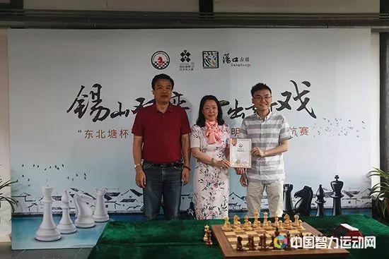 江苏棋院院长、江苏省棋牌运动管理中心主任杨伊明为亚军棋手颁奖