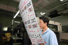 探访江苏启东扑克生产车间 看一副扑克牌的诞生