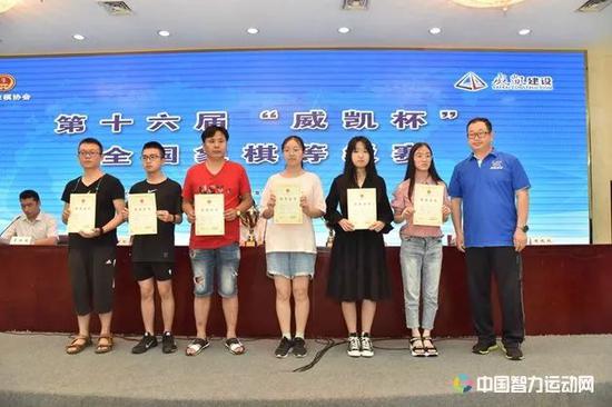 北京威凯体育文化发展有限公司经理季维刚为男子组和女子组二到四名颁奖