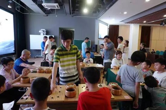 罗岩四段与棋迷朋友手谈交流