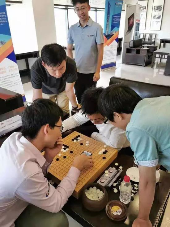 赛后棋手们复盘讨论