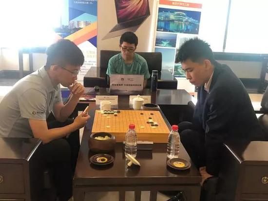 夏晨琨(左)、陈浩(右)对局中