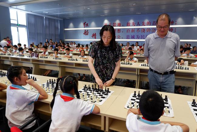 王频指导高照实验学校学生