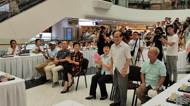 八十八岁高龄的棋坛前辈徐家亮先生来到现场为小棋手加油