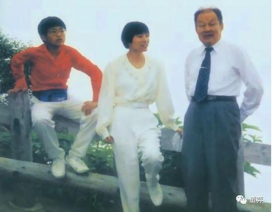 1994年7月，孔老与女儿孔祥明、孙子孔令文在日本留影
