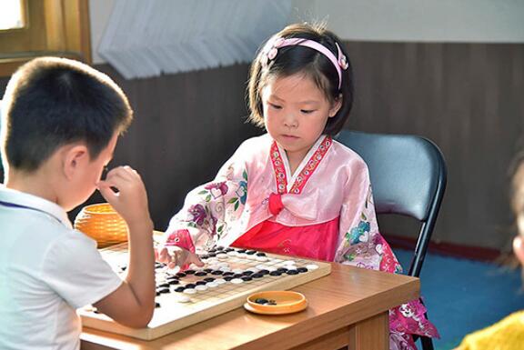 ▲ 朝鲜儿童学习围棋