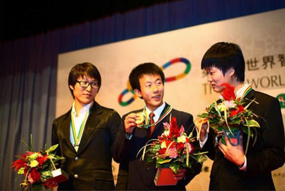 ▲ 第1届世界智力运动会上夺得冠军的赵大元。左侧为咸泳雨业余7段、右侧为李勇熙业余7段