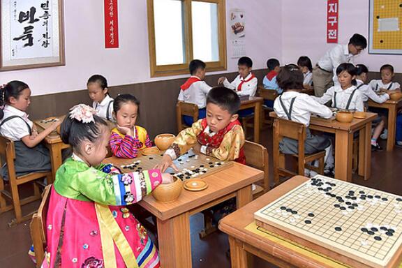 ▲ 在平壤围棋院学习围棋的孩子们。在体育指导委员会的指导下，各道均有围棋培训机构。