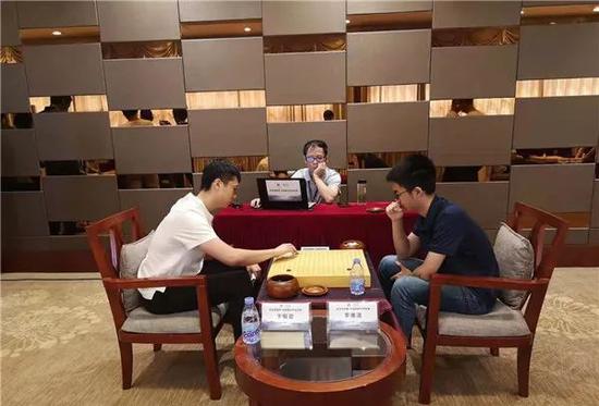 李维清(右)今再胜卞相壹