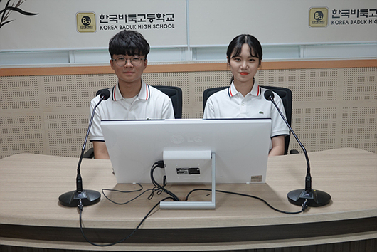 负责解说和主持的韩国围棋学校广播部（KBHB）学生