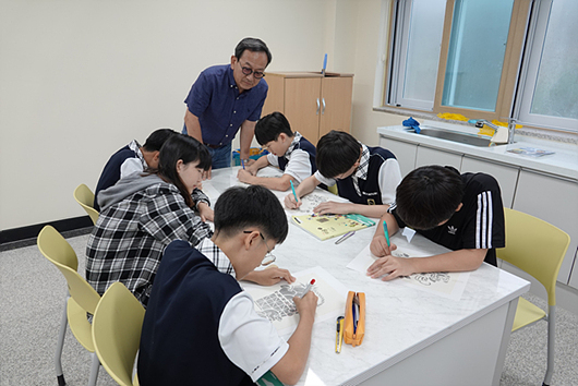 初中部，有学生在学习美术