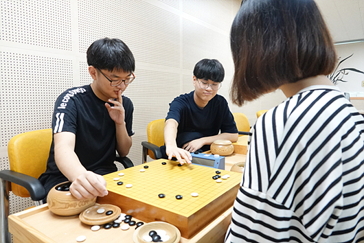 早上上课时间,也有学生在名人馆一楼的研究室学习围棋