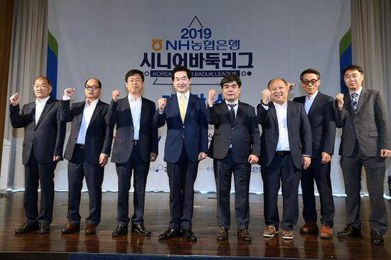 议政府市长安秉永(中)和议政府希望城市代表团