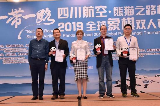 四川省棋类协会副主席任浩为第七、第八名颁奖