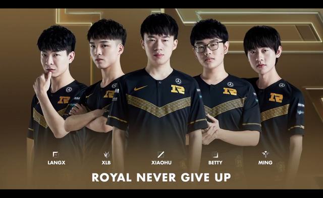 英雄联盟:Xiaohu飞机杀疯了,RNG双C爆炸伤害,LNG首局落败