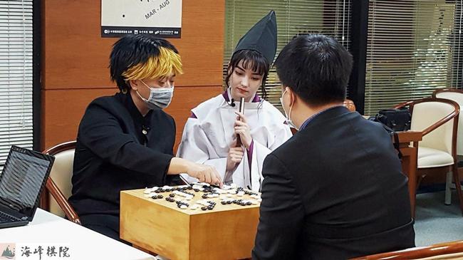 黑嘉嘉与邰智源(COS阿光)及周俊勋下围棋
