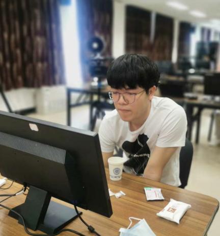 图说:柯洁在中国棋院对局室比赛 国家围棋队供图