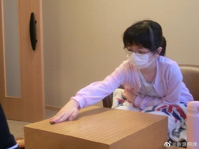 萌娃仲邑菫戴口罩出战