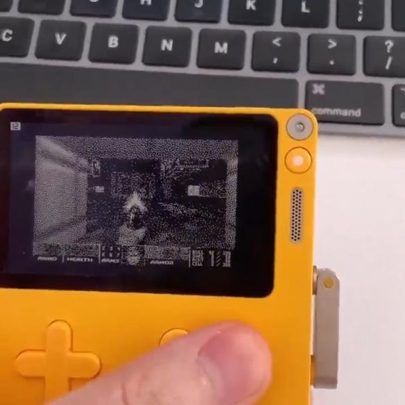 开发者将《DOOM》移植掌机!摇杆开火代入感十足