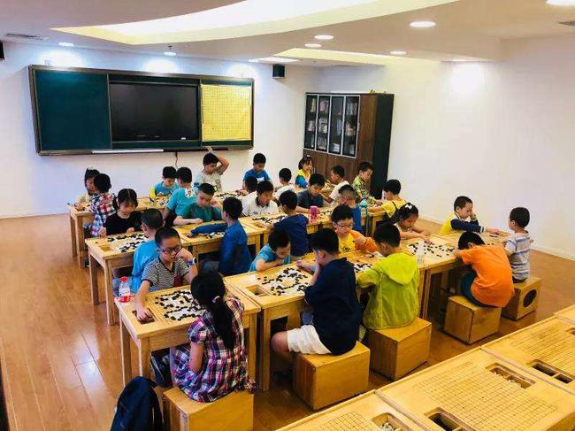 在上围棋课的小朋友(图源网络)