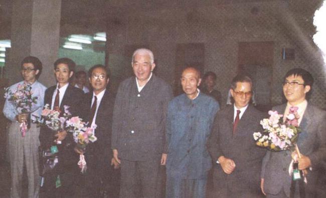 1985年，方毅、金明、唐克等中央领导到机场迎接凯旋的聂卫平