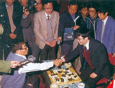首届中日围棋擂台赛，聂卫平战胜藤泽秀行后两人握手