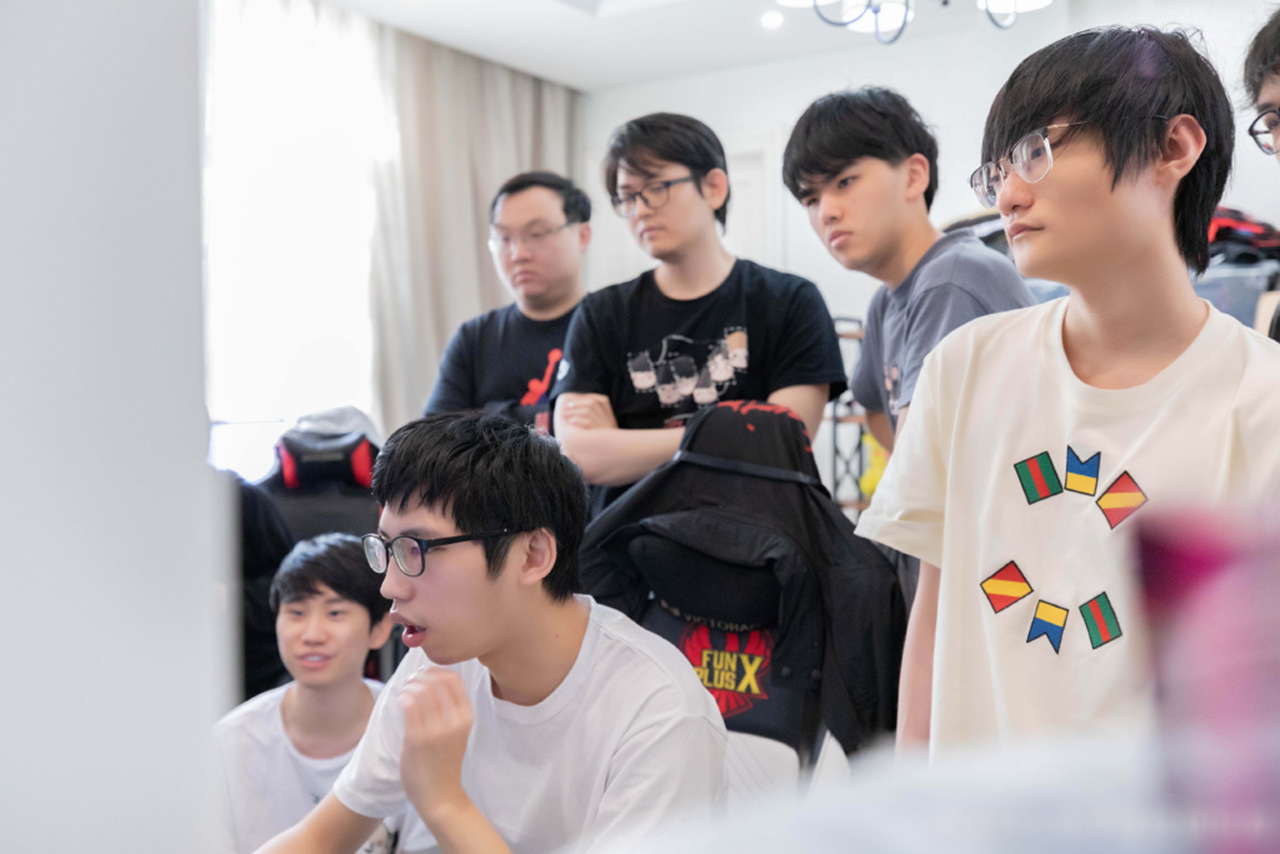 FPX冠军阵容明年再战,老队员透露关键信息,看来还是心有不甘