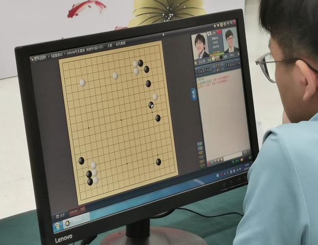 棋手专注下棋