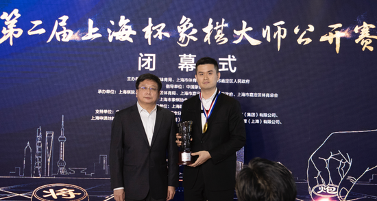 上海市副市长陈群为男子组冠军王天一颁奖