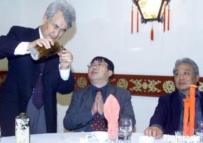 　　2001年10月22日晚，在北京一家烤鸭店里，聂卫平把这瓶“中国孤酒”--茅台酒端上了餐桌，向被他邀请来的年维泗、王俊生、高丰文、徐根宝、戚务生及贵州茅台酒厂集团董事长季克良娓娓道出这瓶酒的来历。